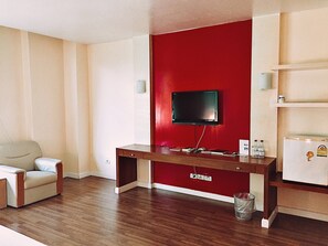 Deluxe Double Room | Television - U Place at Ubon Ratchathani University (Warin Chamrap)