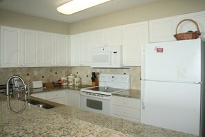 Lejlighed - 3 soveværelser | Privat køkken | Køleskab, ovn, kaffe-/temaskine, brødrister