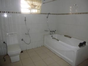 Bathtub, deep-soaking bathtub, free toiletries, towels