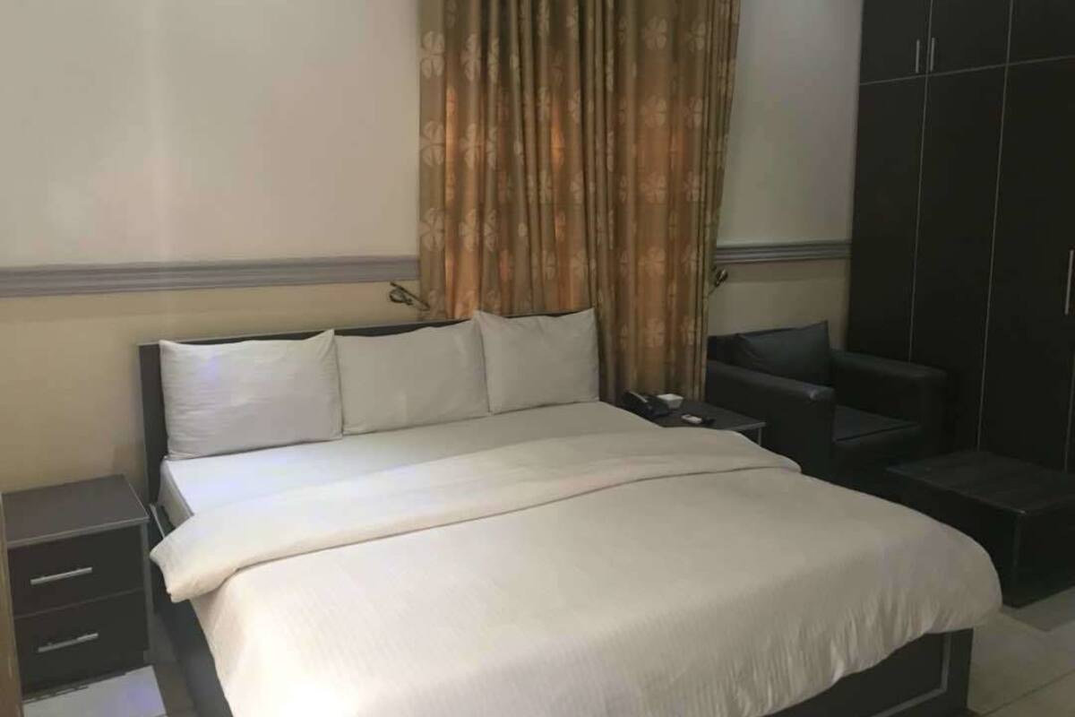 Minibar, desk, free WiFi, bed sheets