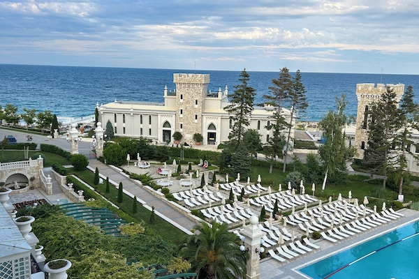 Dobbeltrom – deluxe, sjøutsikt | Minibar, safe på rommet, skrivebord og skrivebord for bærbar PC