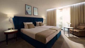 Minibar, in-room safe, desk, laptop workspace