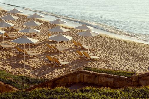 Sur la plage, chaise longue, serviettes de plage