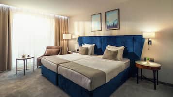 Habitación estándar doble, vistas al mar | Minibar, caja fuerte, escritorio y espacio para trabajar con un portátil