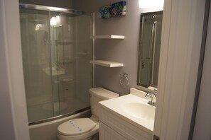 Condo, 2 habitaciones | Baño | Toallas 