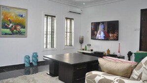 위성 채널 시청이 가능한 32인치 평면 TV, TV