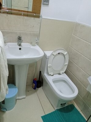 Appartamento | Bagno | Vasca e doccia separate, vasca da bagno a immersione totale
