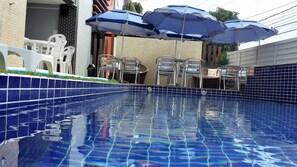 Piscina coberta, piscina a l'aire lliure i gandules 