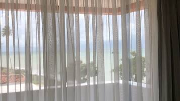 Apartamento exclusivo, sacada, vista para o oceano | 2 quartos, roupas de cama premium, frigobar, individualmente mobiliados