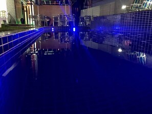 室內泳池、室外泳池；躺椅