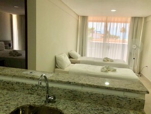 Departamento familiar, 2 habitaciones, balcón, vista al océano | 2 habitaciones, ropa de cama de alta calidad y minibar 