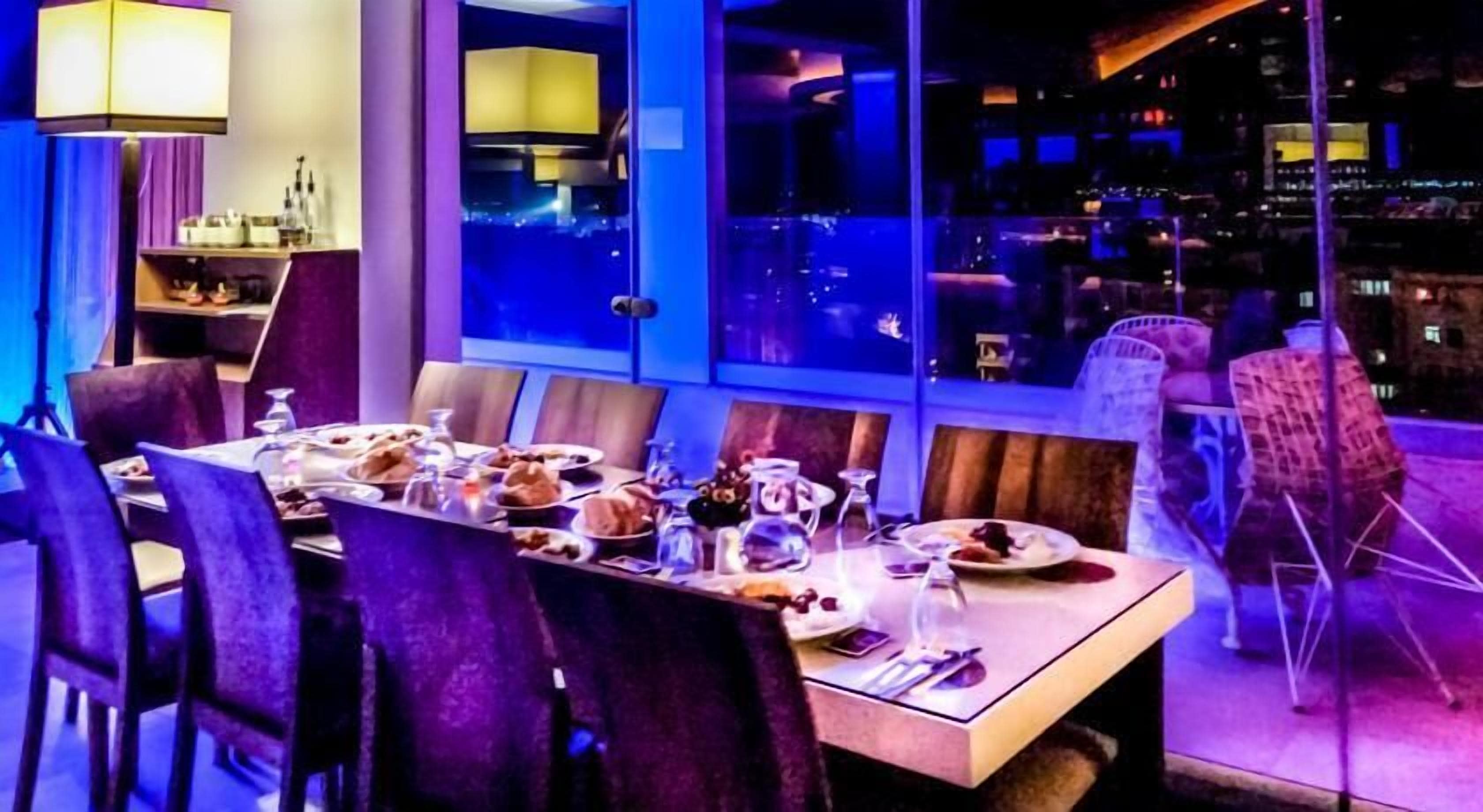 Frokost, lunsj og middag serveres, lokale retter 