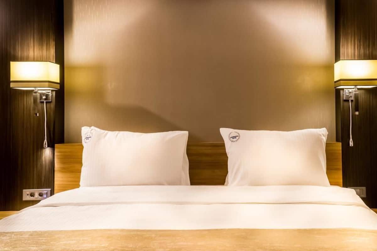 Camera con letto matrimoniale o 2 letti singoli, 1 letto matrimoniale o 2 letti singoli, vista città | Minibar, una cassaforte in camera, una scrivania, Wi-Fi gratuito