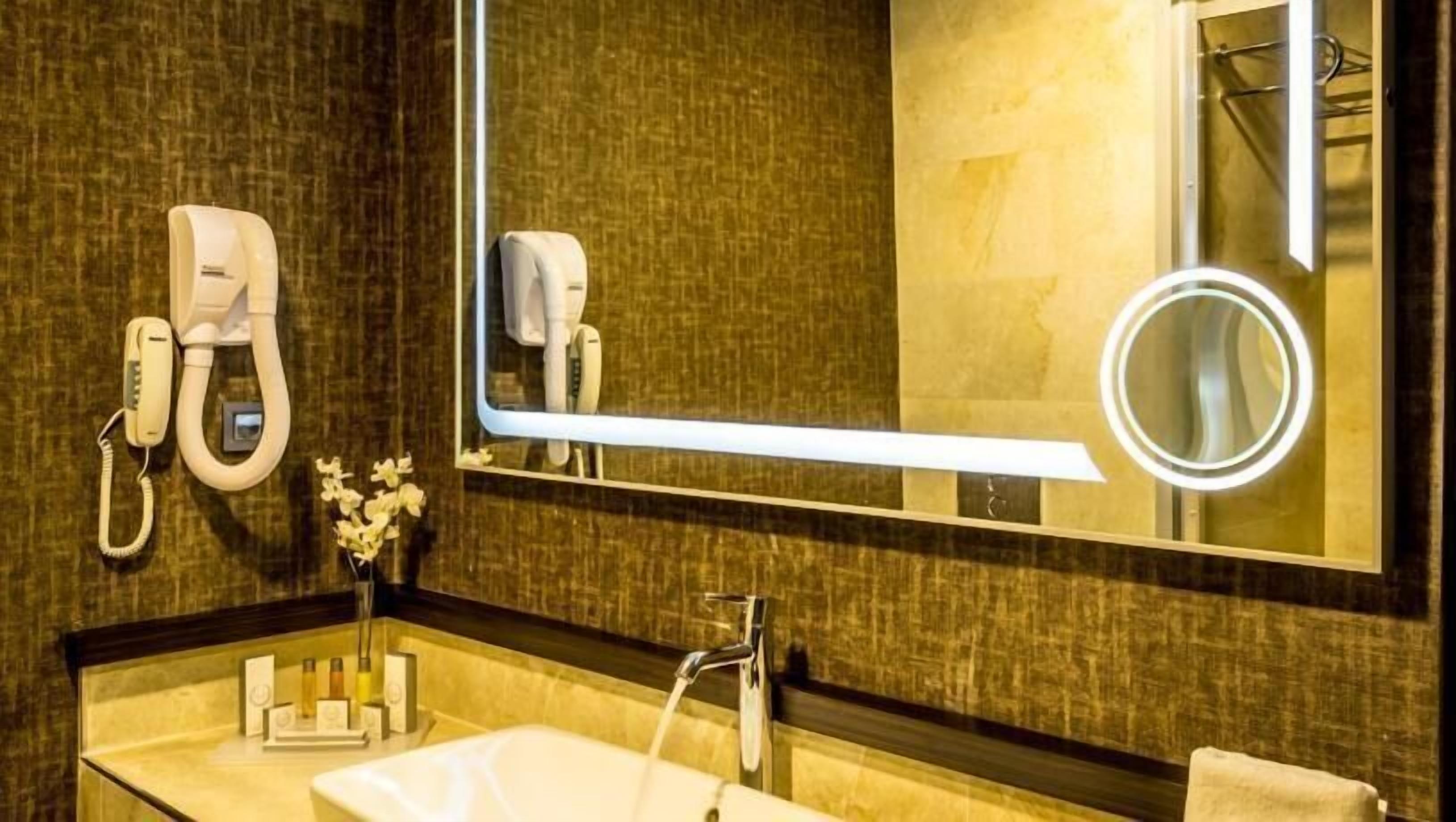 shower, free toiletries, hair dryer, slippers