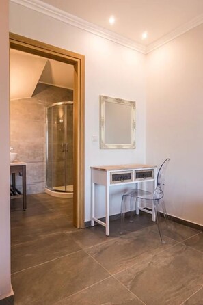 Villa, 2 slaapkamers | Woonruimte | Een flatscreentelevisie en een open haard