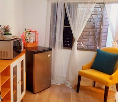 Junior Studio Suite, Private Bathroom, Garden View | Living area