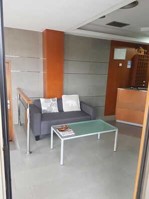 Coin salon dans le hall