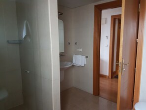 A bathroom with a shower, sink, and toilet. - Hostal Mediterráneo (El Ejido)