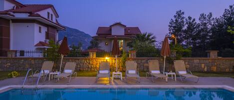 Piscine extérieure (ouverte en saison), parasols de plage