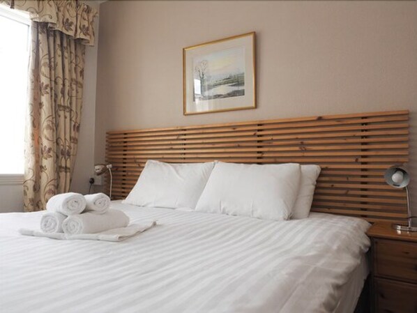 Hochwertige Bettwaren, Bügeleisen/Bügelbrett, Babybetten