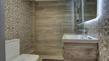 Bathtub, free toiletries, hair dryer, towels