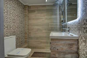 Bathtub, free toiletries, hair dryer, towels - Heliotrope The Studios (Lesvos)