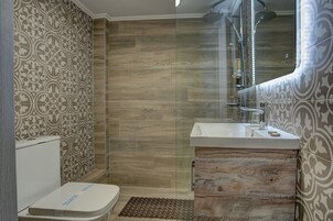 Bañera, artículos de tocador gratuitos, secador de pelo, toallas