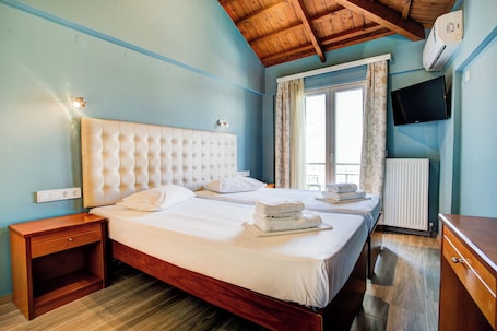 Deluxe Apartment, 1 Bedroom (G2) | 1 bedroom, in-room safe, desk, blackout drapes. Heliotrope The Studios