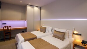 Comfort Double Room, Accessible | Meja, langsir/tirai gelap terus, kalis bunyi, Wi-fi percuma 