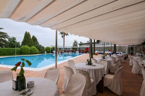 Outdoor dining - Hotel Restaurant Sol i Vi (Subirats)