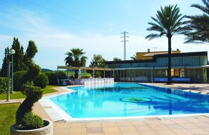 Outdoor pool - Hotel Restaurant Sol i Vi (Subirats)
