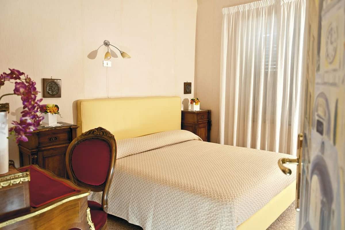Comfort Room, Garden View | 1 bedroom, minibar, free WiFi, bed sheets