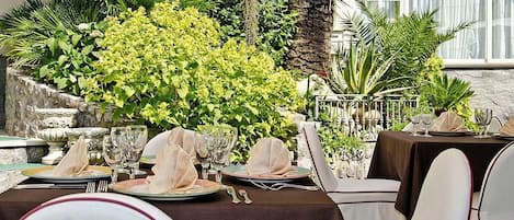 Breakfast, lunch, dinner served; Italian cuisine, sea views