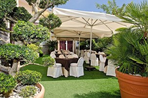 Se sirven desayunos y almuerzos; cocina italiana; con vista al mar