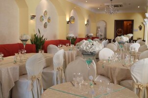 Se sirven desayunos y almuerzos; cocina italiana; con vista al mar