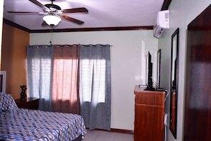 Departamento de lujo, 2 habitaciones, vista a la montaña | 1 habitación, sábanas de algodón egipcio y ropa de cama de alta calidad