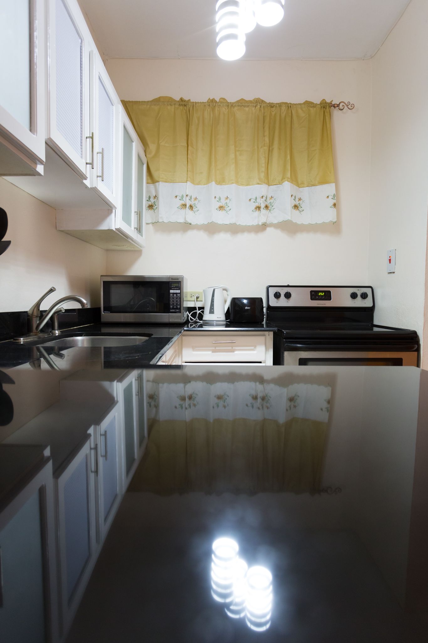 Cafetera/tetera, refrigerador con freezer, microondas, horno