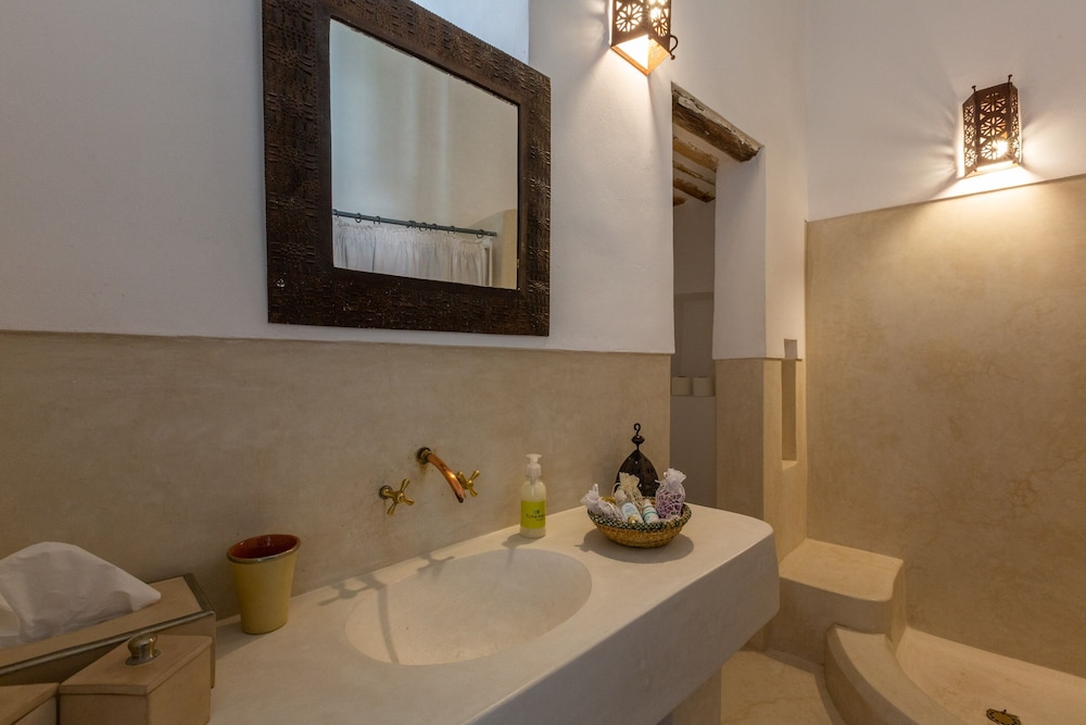 Riad Tchaikana by null