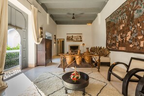 Suite (Nomade) | Ropa de cama de alta calidad y caja de seguridad en la habitación 