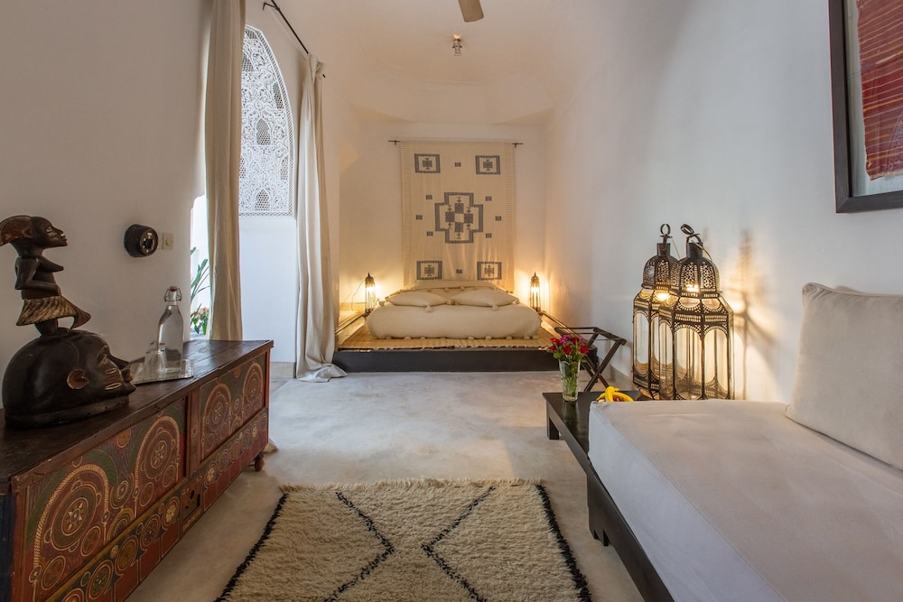 Riad Tchaikana by null