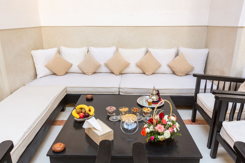 Riad Tchaikana by null
