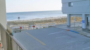 Estacionamento com vista para a praia e oceano.