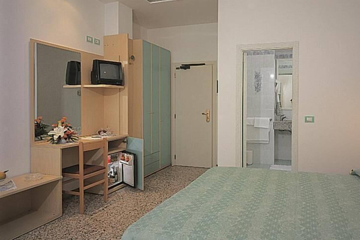 Minibar, in-room safe, desk, free WiFi