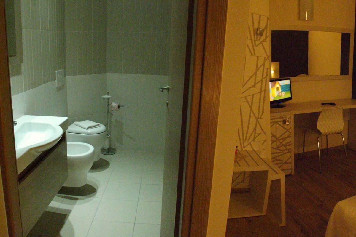 Minibar, in-room safe, desk, free WiFi