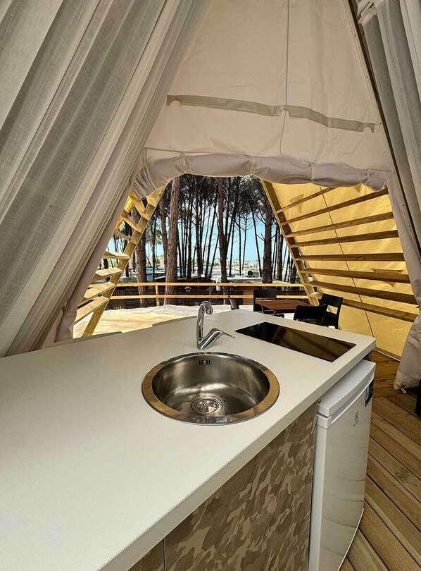 Exclusive Tent, 2 Bedrooms | Private kitchen | Fridge, oven, stovetop, cookware/dishes/utensils - Camping Village Mare Pineta (Capaccio-Paestum)