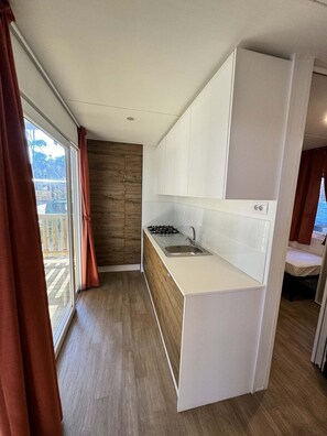 Husvogn – deluxe, 2 soverom | Eget kjøkken | Kjøleskap, ovn, kokeplater og kjøkkenutstyr