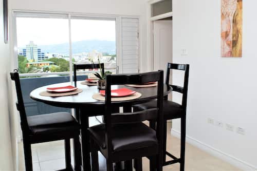 Appartement luxueux, 1 chambre, accès à la piscine, vue sur la piscine | Repas dans la chambre