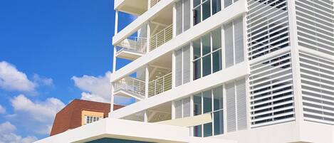 Vista frontal de la propiedad