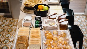 Breakfast buffet - Pars Tailor's Hostel (Barcelona)