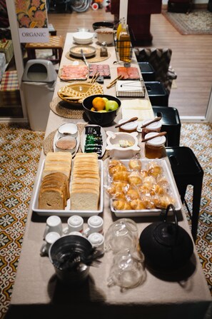 Daily continental breakfast (EUR 5.50 per person) - Pars Tailor's Hostel (Barcelona)